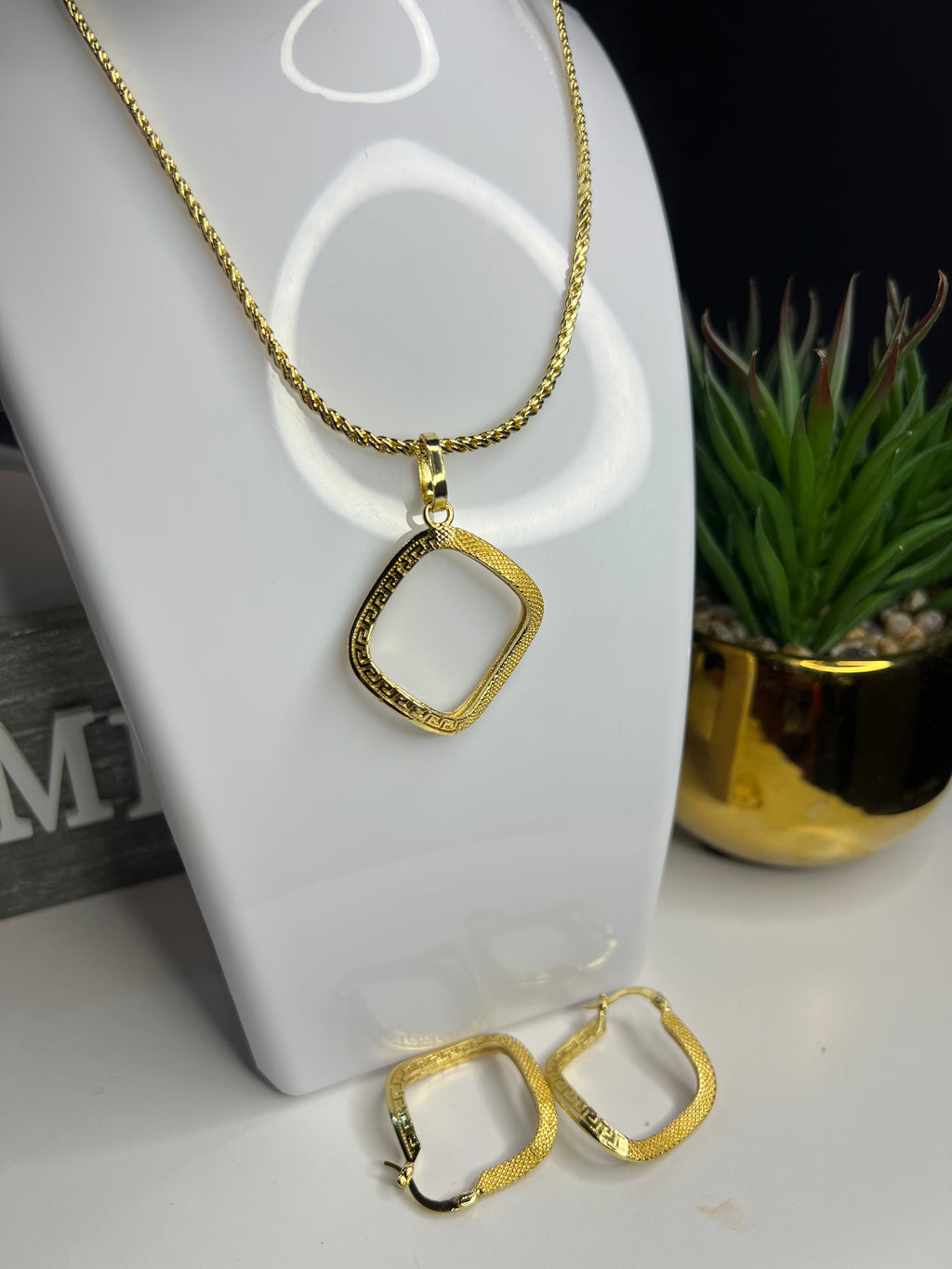 Romania Lightweight Earrings Set Gold